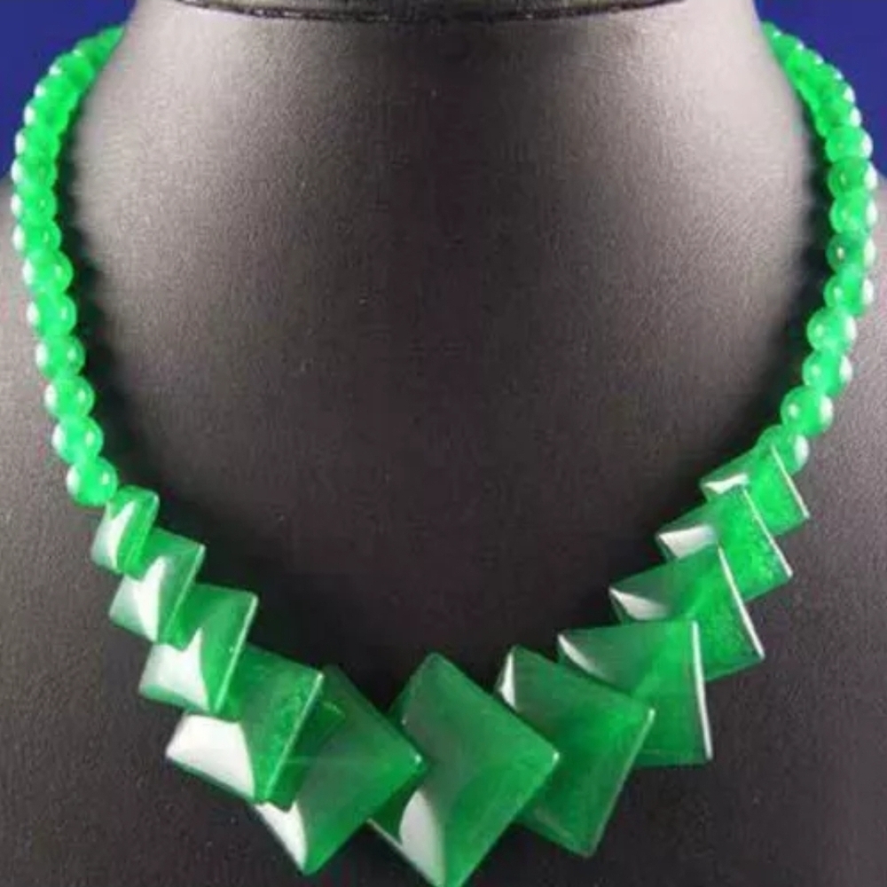 Vibrant Green Geometric Glass Beaded Necklace With Gradient Effect NWOT